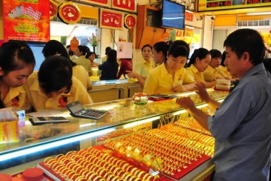 Vàng càng giảm giá, người dân đua nhau... bán